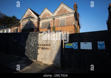 Abitata grande casa a Wimbledon in fase di preparazione per un progetto di costruzione con la guardia che circonda l'esterno, Londra, Inghilterra, Regno Unito Foto Stock