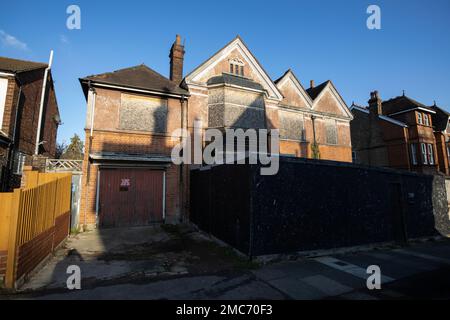 Abitata grande casa a Wimbledon in fase di preparazione per un progetto di costruzione con la guardia che circonda l'esterno, Londra, Inghilterra, Regno Unito Foto Stock