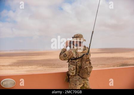 Circa 80 soldati della Guardia Nazionale dell'Idaho con il 1st° battaglione del 148th° reggimento dell'artiglieria di campo, insieme a controparti provenienti da diversi stati tra cui California, Oregon, Texas, Utah e Wisconsin, si stanno allenando con l'Esercito reale Marocchino nel deserto del Sahara settentrionale come parte del Leone Africano '22. Il battaglione dell’Idaho, della Cavallery Brigade Combat Team del 116th e con sede a Pocatello, ha lasciato gli Stati Uniti il 18 giugno per l’esercizio di due settimane all’estero con il partner internazionale. I soldati dell'Idaho hanno trascorso la prima settimana a prepararsi per la multinazionale del fuoco vivo con armi combinate Foto Stock