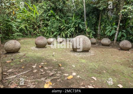 Gruppo di antiche sfere di pietra a patrimonio mondiale dell'UNESCO di Finca 6 vicino Palmar sur, Costa Rica. Foto Stock