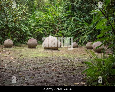 Gruppo di antiche sfere di pietra a patrimonio mondiale dell'UNESCO di Finca 6 vicino Palmar sur, Costa Rica. Foto Stock