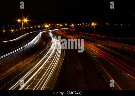 Sentieri leggeri da auto di notte su un'autostrada a più corsie a madrid Foto Stock