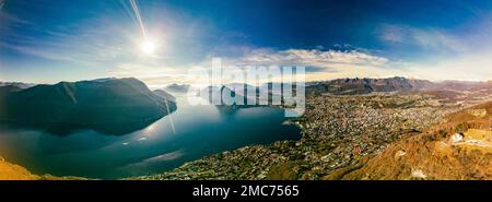 Lugano, Svizzera. Splendida vista aerea della città svizzera, circondata da lago e montagne. Foto Stock