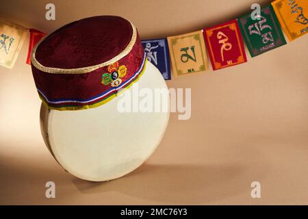 Buon Sonam Losar Festival lunare di Capodanno del Nepal. Tradizionale Tamang toi cappello, tamburo a mano e bandiere Om mani padme hum. Foto Stock