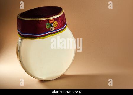 Buon Sonam Losar Festival lunare di Capodanno del Nepal. Tradizionale cappello Tamang topi e tamburo per le mani per celebrare. Foto Stock