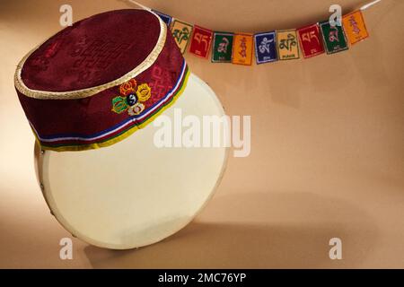 Buon Sonam Losar Festival lunare di Capodanno del Nepal. Tradizionale Tamang toi cappello, tamburo a mano e bandiere Om mani padme hum. Foto Stock