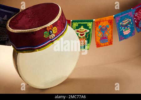 Buon Sonam Losar Festival lunare di Capodanno del Nepal. Tradizionale cappello Tamang topi e tamburo per le mani per celebrare. Foto Stock