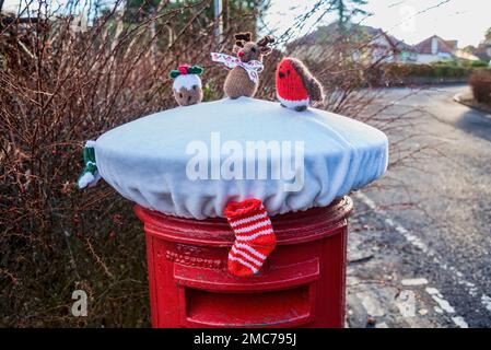 Un topper della Post Box il giorno di Natale di un'esposizione stagionale. Foto Stock