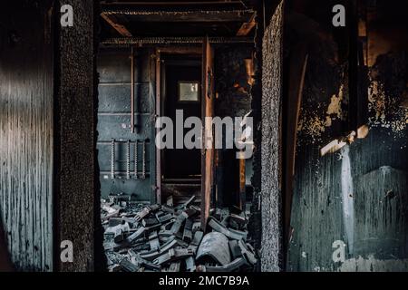 Allenati dopo il fuoco. Interno bruciato del trasporto passeggeri. Conseguenze del fuoco o della guerra. Foto Stock