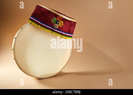 Buon Sonam Losar Festival lunare di Capodanno del Nepal. Tradizionale cappello Tamang topi e tamburo per le mani per celebrare. Foto Stock