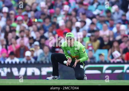 21st gennaio 2023; Sydney Cricket Ground, Sydney, NSW, Australia: Big Bash T20 League Cricket, Sydney Sixers contro Sydney Thunder; Blake Nikitaras di Sydney Thunder campi la palla Foto Stock