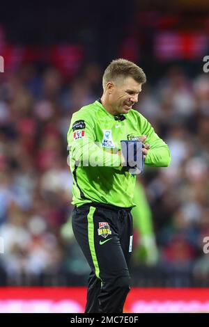 21st gennaio 2023; Sydney Cricket Ground, Sydney, NSW, Australia: Big Bash T20 League Cricket, Sydney Sixers contro Sydney Thunder; David Warner di Sydney Thunder che pulisce la palla umida Foto Stock