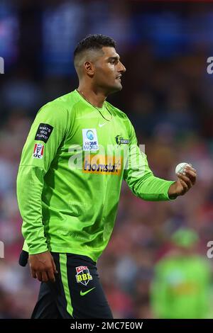 21st gennaio 2023; Sydney Cricket Ground, Sydney, NSW, Australia: Big Bash T20 League Cricket, Sydney Sixers contro Sydney Thunder; il Gurinder Sandhu di Sydney Thunder si prepara al Bowl Foto Stock