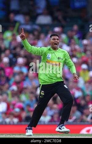 21st gennaio 2023; Sydney Cricket Ground, Sydney, NSW, Australia: Big Bash T20 League Cricket, Sydney Sixers contro Sydney Thunder; il Gurinder Sandhu di Sydney Thunder lancia un appello per il wicket Foto Stock