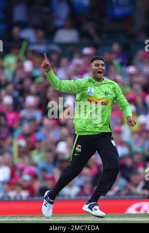 21st gennaio 2023; Sydney Cricket Ground, Sydney, NSW, Australia: Big Bash T20 League Cricket, Sydney Sixers contro Sydney Thunder; il Gurinder Sandhu di Sydney Thunder lancia un appello per il wicket Foto Stock