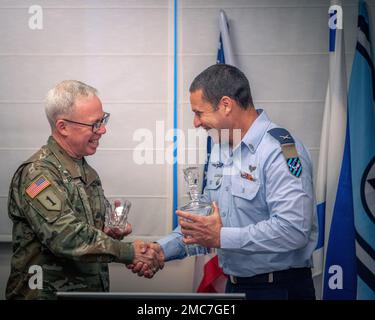 Greg Brady, comandante generale del comando di difesa missilistica e aerea dell'esercito del 10th, scambia regali ufficiali con l'Israeli Defense Force Brig. Gilad Biran il 26 giugno 2022, presso il Ministero della Difesa israeliano. L'AAMDC e l'IDF del 10th collaborano costantemente per rafforzare l'interoperabilità necessaria per mantenere e migliorare la capacità di difesa aerea e missilistica di Israele. Foto Stock