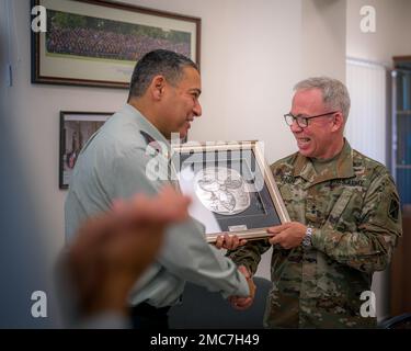 Greg Brady, comandante generale del comando di difesa missilistica e aerea dell'esercito del 10th, scambia regali con la forza di difesa israeliana Brig. Gilad Biran il 26 giugno 2022, presso il Ministero della Difesa israeliano. L'AAMDC e l'IDF del 10th collaborano costantemente per rafforzare l'interoperabilità necessaria per mantenere e migliorare la capacità di difesa aerea e missilistica di Israele. Foto Stock