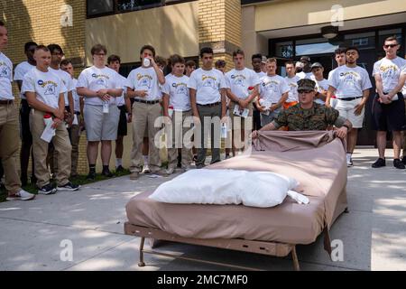 STATI UNITI Personale del corpo Marino Sgt. Charles Ramph, un reclutatore con Recruiting Station Albany, 1st Marine Corps District, istruisce gli studenti su come fare correttamente un letto al 2022 New York Boys state Camp a Morrisville, New York, 26 giugno 2022. Boys state è un campo estivo annuale della durata di una settimana ospitato dalla Legione americana, dove i giovani in ascesa qualificati imparano le basi dei governi operativi a livello di città e contea. Foto Stock