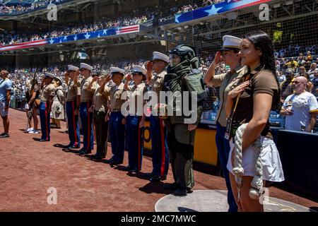 STATI UNITI Marines con Marine Corps Air Station Miramar, Marine Corps Recruit Depot San Diego, e Marine Corps base Camp Pendleton rendono onore durante l'inno nazionale prima di una partita a casa dei San Diego Padres a Petco Park, San Diego, California, 26 giugno 2022. I Marines sono stati invitati a partecipare alle cerimonie di pre-partita prima della partita a casa dei San Diego Padres. Ogni domenica i San Diego Padres onorano i membri militari per il loro servizio invitandoli al gioco. Foto Stock