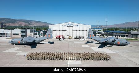 I militari del 152nd Maintenance Group (MXG) stanno in formazione per una foto di gruppo sulla linea di volo presso la base della Guardia Nazionale aerea del Nevada, Reno, Never., 26 giugno 2022. Il modello MXG è composto da oltre 250 Airmen che lavorano con diligenza per garantire che la flotta di otto aerei C-130H Hercules della 152nd Airlift Wing sia pronta per l'addestramento e il dispiegamento in un attimo di preavviso. Foto Stock