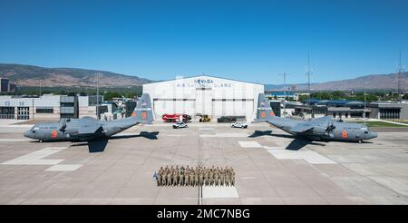 I militari del 152nd Medical Group (MDG) stanno in formazione per una foto di gruppo sulla linea di volo presso la base della Guardia Nazionale aerea del Nevada, Reno, Never., 26 giugno 2022. Il MDG è composto da oltre 100 Airmen che assicurano la preparazione medica di tutti i membri della Guardia Nazionale dell'aria del Nevada. Foto Stock