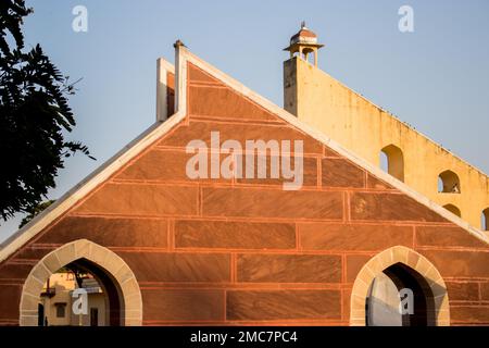 La facciata arancione del monumento di Jantar Mantar a Jaipur in una giornata di sole Foto Stock