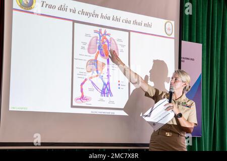 PHU YEN, VIETNAM (27 giugno 2022) – Lt. CMdR. Jamie Overbey, di San Diego, educa i membri della comunità vietnamita circa l'assistenza sanitaria al Phu Yen Obstetrics and Pediatrics Hospital durante Pacific Partnership 2022 (PP22). Ora nel suo 17th° anno, Pacific Partnership è la più grande missione multinazionale annuale di assistenza umanitaria e di preparazione alle catastrofi condotta nell'Indo-Pacifico. Foto Stock