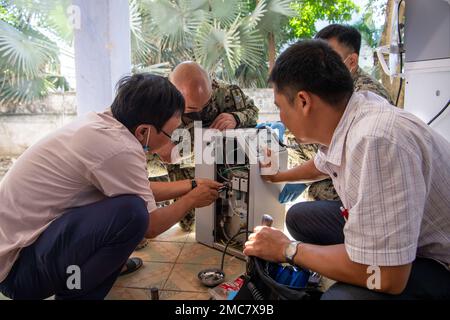 PHU YEN, VIETNAM (27 giugno 2022) – Ospedale Corpsman 1st Classe Glenn Soriano, da Hampton, Virginia, centro, lavora insieme a tecnici vietnamiti su un ventilatore a Phu Yen Ostetricia e Pediatria Hospital durante Pacific Partnership 2022 (PP22). Ora nel suo 17th° anno, Pacific Partnership è la più grande missione multinazionale annuale di assistenza umanitaria e di preparazione alle catastrofi condotta nell'Indo-Pacifico. Foto Stock