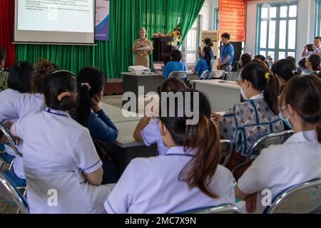 PHU YEN, Vietnam (27 giugno 2022) – Lt. CMdR. Jamie Overbey, di San Diego, presenta diapositive informative durante uno scambio di esperti in materia di neonatologia con medici vietnamiti presso il Phu Yen Obstetrics and Pediatrics Hospital durante Pacific Partnership 2022 (PP22). Ora nel suo 17th° anno, Pacific Partnership è la più grande missione multinazionale annuale di assistenza umanitaria e di preparazione alle catastrofi condotta nell'Indo-Pacifico. Foto Stock