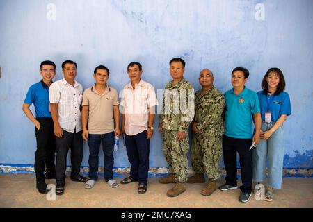 PHU YEN, Vietnam (27 giugno 2022) – USA Marinai della Marina, tecnici vietnamiti e traduttori vietnamiti che assistono Pacific Partnership 2022 (PP22) posero per una foto al Phu Yen Obstetrics and Pediatrics Hospital durante il PP22. Ora nel suo 17th° anno, Pacific Partnership è la più grande missione multinazionale annuale di assistenza umanitaria e di preparazione alle catastrofi condotta nell'Indo-Pacifico. Foto Stock