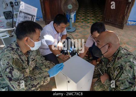 PHU YEN, VIETNAM (27 GIUGNO 2022) – USA I tecnici delle apparecchiature biomediche della Marina e i tecnici vietnamiti delle apparecchiature mediche eseguono la manutenzione di un ventilatore presso il Phu Yen Obstetrics and Pediatrics Hospital durante il Pacific Partnership 2022 (PP22). Ora nel suo 17th° anno, Pacific Partnership è la più grande missione multinazionale annuale di assistenza umanitaria e di preparazione alle catastrofi condotta nell'Indo-Pacifico. Foto Stock