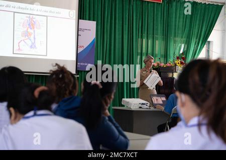 PHU YEN, Vietnam (27 giugno 2022) – Lt. CMdR. Jamie Overbey, di San Diego, presenta diapositive informative durante uno scambio di esperti in materia di neonatologia con medici vietnamiti presso il Phu Yen Obstetrics and Pediatrics Hospital durante Pacific Partnership 2022 (PP22). Ora nel suo 17th° anno, Pacific Partnership è la più grande missione multinazionale annuale di assistenza umanitaria e di preparazione alle catastrofi condotta nell'Indo-Pacifico. Foto Stock