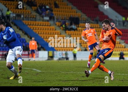 Borna Barisic di Rangers segna il primo gol della partita durante la quarta partita della Scottish Cup al McDiarmid Park, Perth. Data immagine: Sabato 21 gennaio 2023. Foto Stock