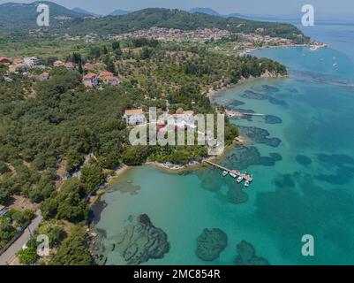 Vista aerea della spiaggia di Notos, isola di Corfù. Grecia. Bagnanti immersi nelle acque cristalline della costa greca. Litorale e case e ville Foto Stock