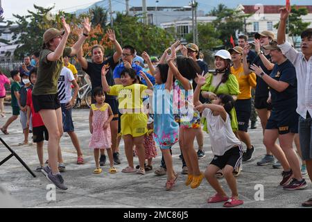 PHU YEN, Vietnam (27 giugno 2022) – USA I marinai della Marina militare e i membri del servizio della forza di difesa australiana ballano con la gente del posto durante un evento di Pacific Partnership 2022 (PP 22) che ospita l'evento nazionale al Song Cau Stadium in Vietnam. Ora nel suo 17th° anno, Pacific Partnership è la più grande missione multinazionale annuale di assistenza umanitaria e di preparazione alle catastrofi condotta nell'Indo-Pacifico. Foto Stock