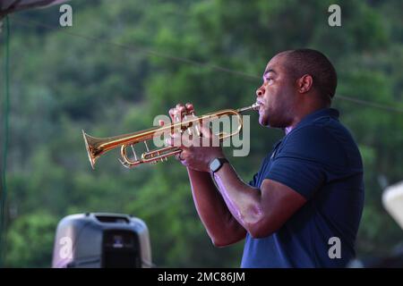 220627-N-NC885-1303 PHU YEN, VIETNAM (27 giugno 2022) – musicista 2nd Classe Micheal Bookman, di Dallas, Texas, suona con gli Stati Uniti Pacific Fleet Band a Pacific Partnership 2022 (PP22) ospita un evento di sensibilizzazione nazionale allo stadio Song Cau in Vietnam. Ora nel suo 17th° anno, Pacific Partnership è la più grande missione multinazionale annuale di assistenza umanitaria e di preparazione alle catastrofi condotta nell'Indo-Pacifico. Foto Stock