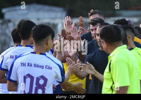 PHU YEN, Vietnam (27 giugno 2022) – USA I marinai della Marina si stringono le mani con la squadra di calcio vietnamita Song Cau dopo una partita durante un evento Pacific Partnership 2022 (PP22) che ospita la nazione al Song Cau Stadium in Vietnam. Ora nel suo 17th° anno, Pacific Partnership è la più grande missione multinazionale annuale di assistenza umanitaria e di preparazione alle catastrofi condotta nell'Indo-Pacifico. Foto Stock