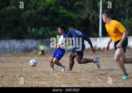 PHU YEN, Vietnam (27 giugno 2022) – USA I marinai della Marina partecipano a una partita di calcio contro la squadra di Song Cau durante un evento di Pacific Partnership 2022 (PP22) che ospita la nazione al Song Cau Stadium in Vietnam. Ora nel suo 17th° anno, Pacific Partnership è la più grande missione multinazionale annuale di assistenza umanitaria e di preparazione alle catastrofi condotta nell'Indo-Pacifico. Foto Stock