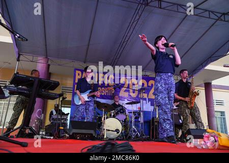 220627-N-NC885-1351 PHU YEN, VIETNAM (27 GIUGNO 2022) – USA Pacific Fleet Band e membri della Japan Maritime Self-Defense Force band, si esibiscono in occasione di un evento Pacific Partnership 2022 (PP22) che ospita la nazione al Song Cau Stadium in Vietnam. Ora nel suo 17th° anno, Pacific Partnership è la più grande missione multinazionale annuale di assistenza umanitaria e di preparazione alle catastrofi condotta nell'Indo-Pacifico. Foto Stock