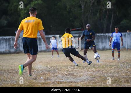PHU YEN, Vietnam (27 giugno 2022) – USA I marinai della Marina partecipano a una partita di calcio contro la squadra di Song Cau durante un evento di Pacific Partnership 2022 (PP22) che ospita la nazione al Song Cau Stadium in Vietnam. Ora nel suo 17th° anno, Pacific Partnership è la più grande missione multinazionale annuale di assistenza umanitaria e di preparazione alle catastrofi condotta nell'Indo-Pacifico. Foto Stock