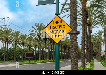 A Thru Traffic Unisci strada sinistra cartello in Anaheim, California Foto Stock