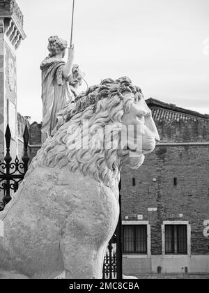 Un'immagine in scala di grigi del Leone Pireo e una statua in marmo romano all'Arsenale veneziano di Venezia Foto Stock