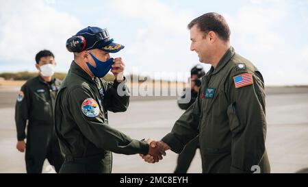 BASE DEL CORPO MARINO HAWAII, Hawaii (27 giugno 2022) - Stati Uniti Navy CMdR. Kevin Meinert, ufficiale esecutivo di Marine Aviation Logistics Squadron 24 , saluta il capitano Osuga, comandante distaccato di Air Patrol Squadron 3, Japan Maritime Self-Defense Force, alla base del corpo dei Marine Hawaii durante Rim of the Pacific (RIMPAC) 2022. Ventisei nazioni, 38 navi, quattro sottomarini, più di 170 aerei e 25.000 personale partecipano al RIMPAC dal giugno 29 al 4 agosto nelle isole hawaiane e nella California meridionale. Il più grande esercizio marittimo internazionale del mondo, RIMPAC offre un traini unico Foto Stock