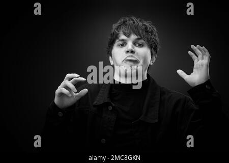 pazzo giovane uomo con capelli impressionante grimacing Foto Stock