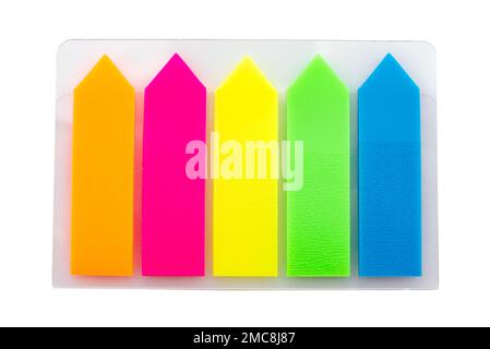 Una serie di segnalibri o note di colori diversi in una confezione di plastica. Cancelleria Foto Stock