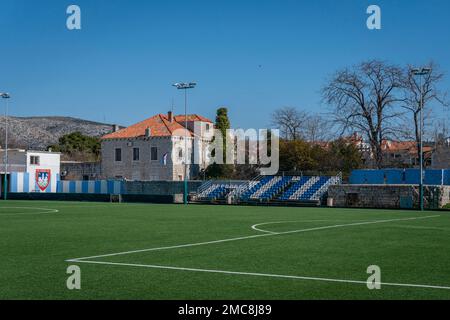 Campo da calcio nella città vecchia di Trogir, Croazia Foto Stock