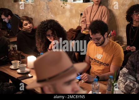 Teheran, Iran. 18th Jan, 2023. I giovani iraniani assistono ad uno spettacolo musicale sotterraneo in un bar nel centro di Teheran di notte, 18 gennaio 2023. Teheran sembra più calma dopo mesi di disordini, con giovani che si riuniscono nei caffè, suonano musica e socializzano. (Foto di Morteza Nikoubazl/NurPhoto) Credit: NurPhoto SRL/Alamy Live News Foto Stock