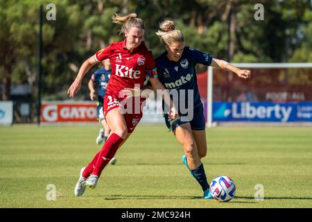 Adelaide, Australia. 21st Jan, 2023. Adelaide, South Australia, gennaio 21st 2023: Chelsie Dawber (10 Adelaide United) e Natalie Tathem (11 Melbourne Victory) combattono per la palla durante la partita della Liberty A-League tra Adelaide United e Melbourne Victory al ServiceFM Stadium di Adelaide, Australia. (NOE Llamas/SPP) Credit: SPP Sport Press Photo. /Alamy Live News Foto Stock