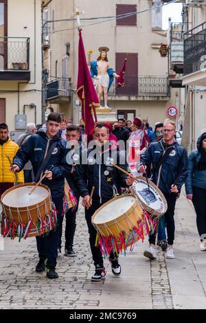 La statua di Gesù è trasportata per le strade durante la processione pasquale nel piccolo paese di Prizzi, accompagnato da batteristi. Foto Stock