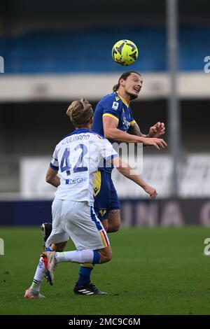 Milano Djuric (Hellas Verona)Morten Hjulmand (Lecce) durante la Serie Italiana Una partita tra Hellas Verona 2-0 Lecce allo Stadio Marcantonio Bentegodi il 21 gennaio 2023 a Verona. Credit: Maurizio Borsari/AFLO/Alamy Live News Foto Stock